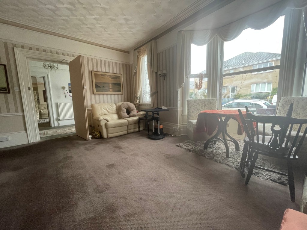 Lot: 168 - FORMER HOTEL WITH HMO LICENCE AND PLANNING CONSENT FOR CONVERSION TO 8 APARTMENTS - Lounge